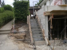 Garagenanbau aus Beton, Aussentreppe frisch betoniert. In Mhlin.