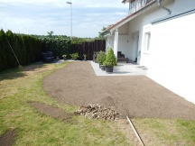 fertig erstellter Sitzplatz mit Betonfundament, sowie Sichtschutz aus Efeu - Rankgitter. Rasen frisch angest. Frankenstrasse in Mhlin.