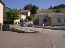 Gartenmauer aus vorfabrizierten Betonsteinen erstellen in Oeschgen