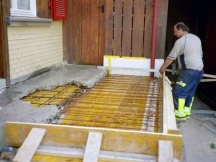 Aus Eingangspodest wird ein Balkon. Hier: Schalung mit Armierung.