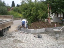 Stellriemen versetzen in Beton, Rundung bei Einfahrt. Parkplatz fr EFH in Mhlin.