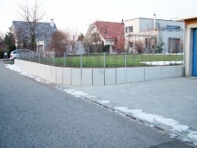 Abschlussmauer aus Winkelplatten mit Rundung fr Einfahrt.