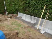 Umgebungsanpassung der Hhe mit Winkelplatten aus Beton, Ringweg in Mhlin.