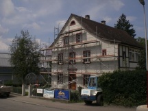 Defekter Verputz abgeschliffen. Fassade sanieren inkl. Sandsteingewnde reparieren.