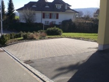 Neuer Parkplatz aus Verbundsteinen. EFH in Mhlin.