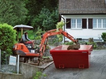 Aushub fr Kieskoffer, direkt in Mulde fr Autoabstellplatz.