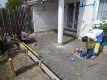 um Senkungen im Sitzplatz zu verhindern wird Kieskoffer ausgebaut und eine Betonplatte vor Ort erstellt. Frankenstrasse in Mhlin.