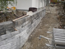 Gartenmauer aus vorfabrizierten Betonsteinen erstellen in Oeschgen