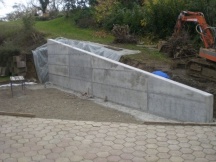 neue Sttzmauer aus Beton in Kaisten