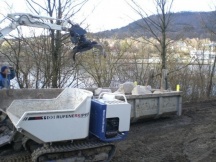 Uferbschungen verbauen mit Schwarzwaldgranit mit Maschineneinsatz in Stein.