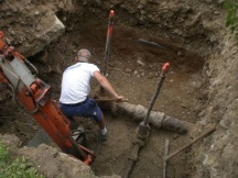 Wasserleitungen und Schieber freigraben zum auswechseln.