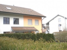 Bei Reiheneinfamilienhaus, Aussenisolation mit Abrieb. Sanieren mit Fungizit gegen Algenwuchs + neuer Farbgebung.