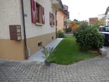 Gehweg ums Haus neu erstellt mit Gartenplatten aus Beton Rasenflche angepasst und frisch angest. Eschenmattstrasse in Mhlin.