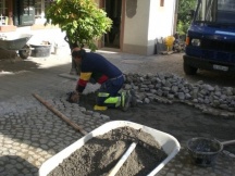 Kopfsteinpflaster wieder verlegen mit Bogenmuster. MFH in Rheinfelden.