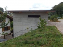 Neubau mit Sichtbeton Schaltafelstruktur in Zeiningen